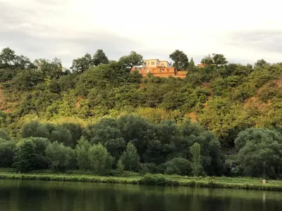 a house on top of a hill next to a river at Apartmán - E - Vyhlídka nad řekou in Zdiby